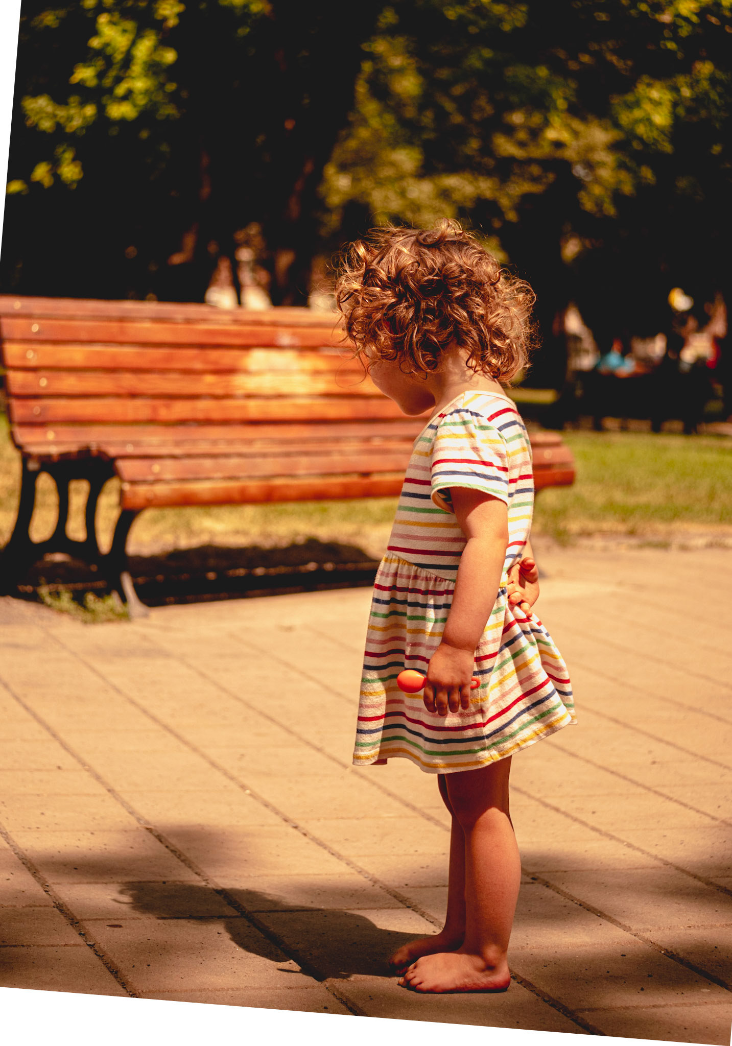 Photo d’une petite fille qui regarde son ombre