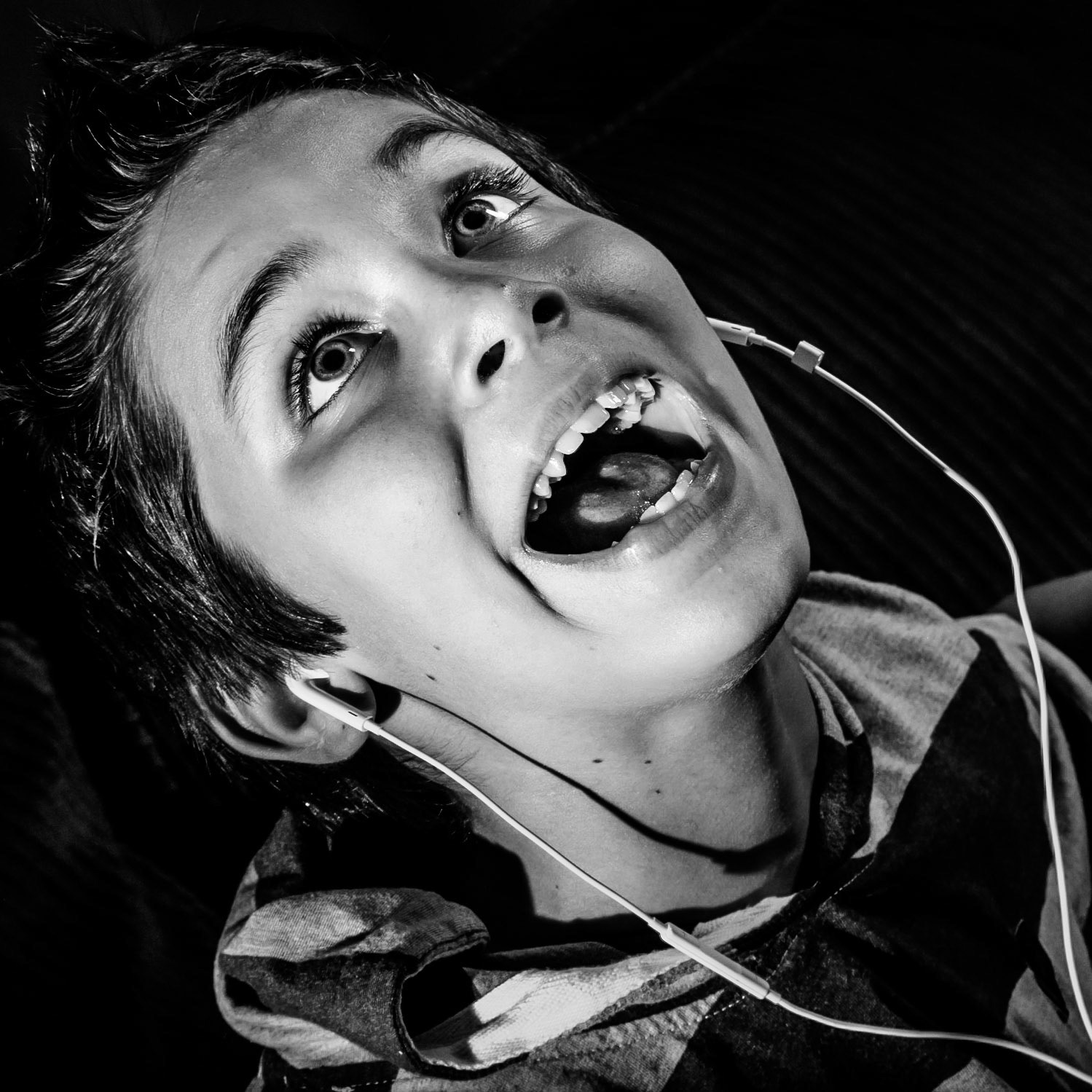 Youpi! Photo d'un enfant heureux