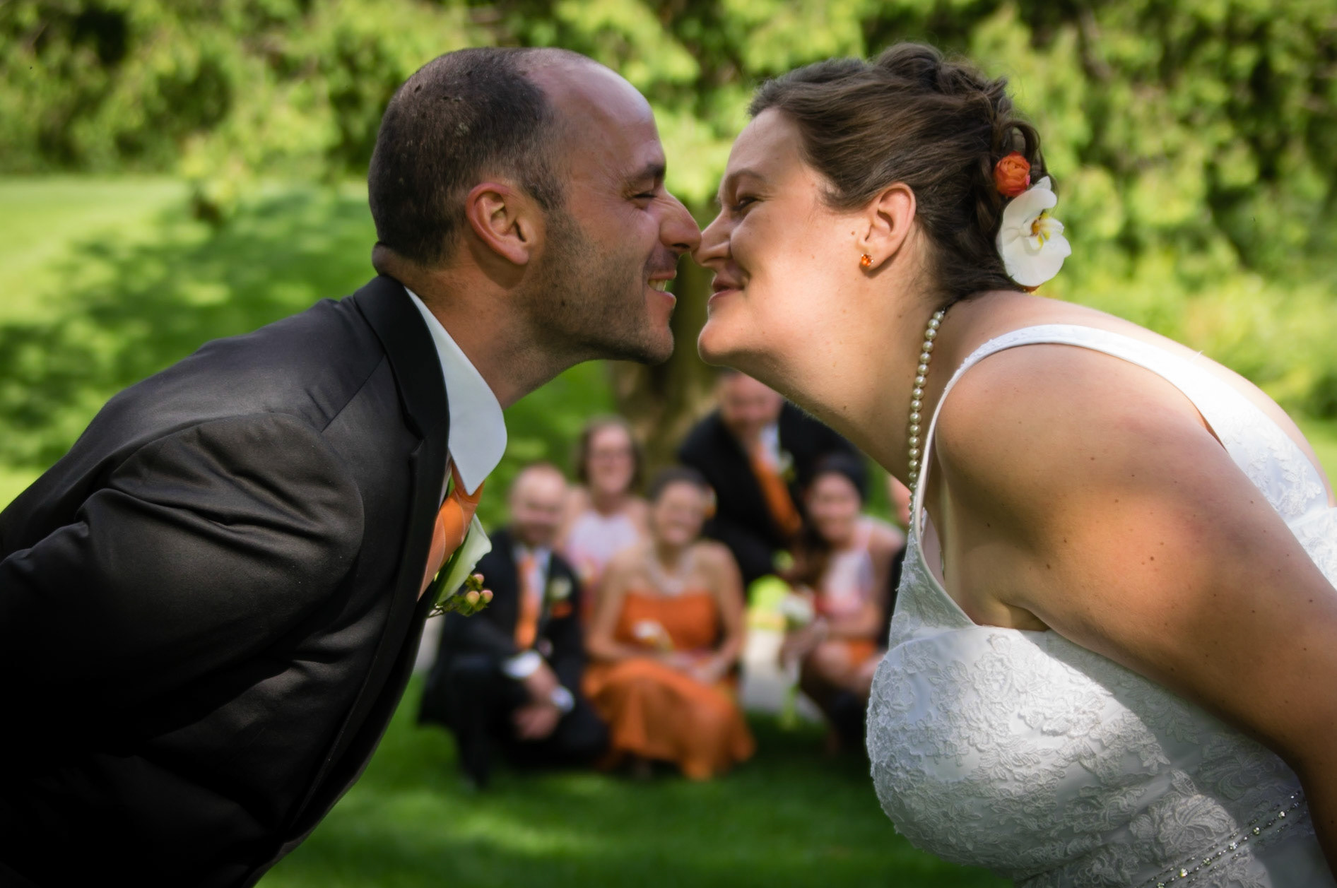 Embrasser la mariée devant les témoins