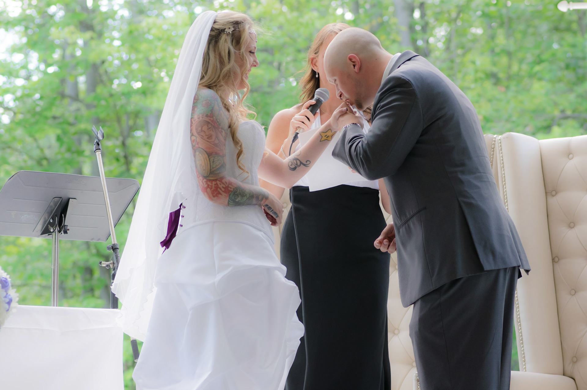 Le marié embrasse la bague de sa nouvellement, femme