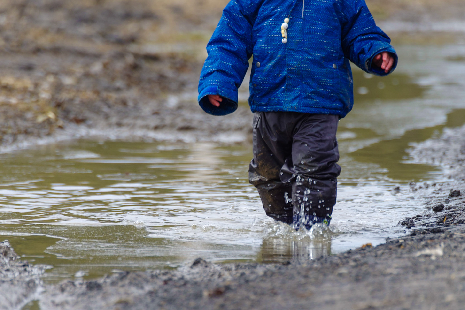 Photo de l’enfant qui joue dans une flaque d’eau