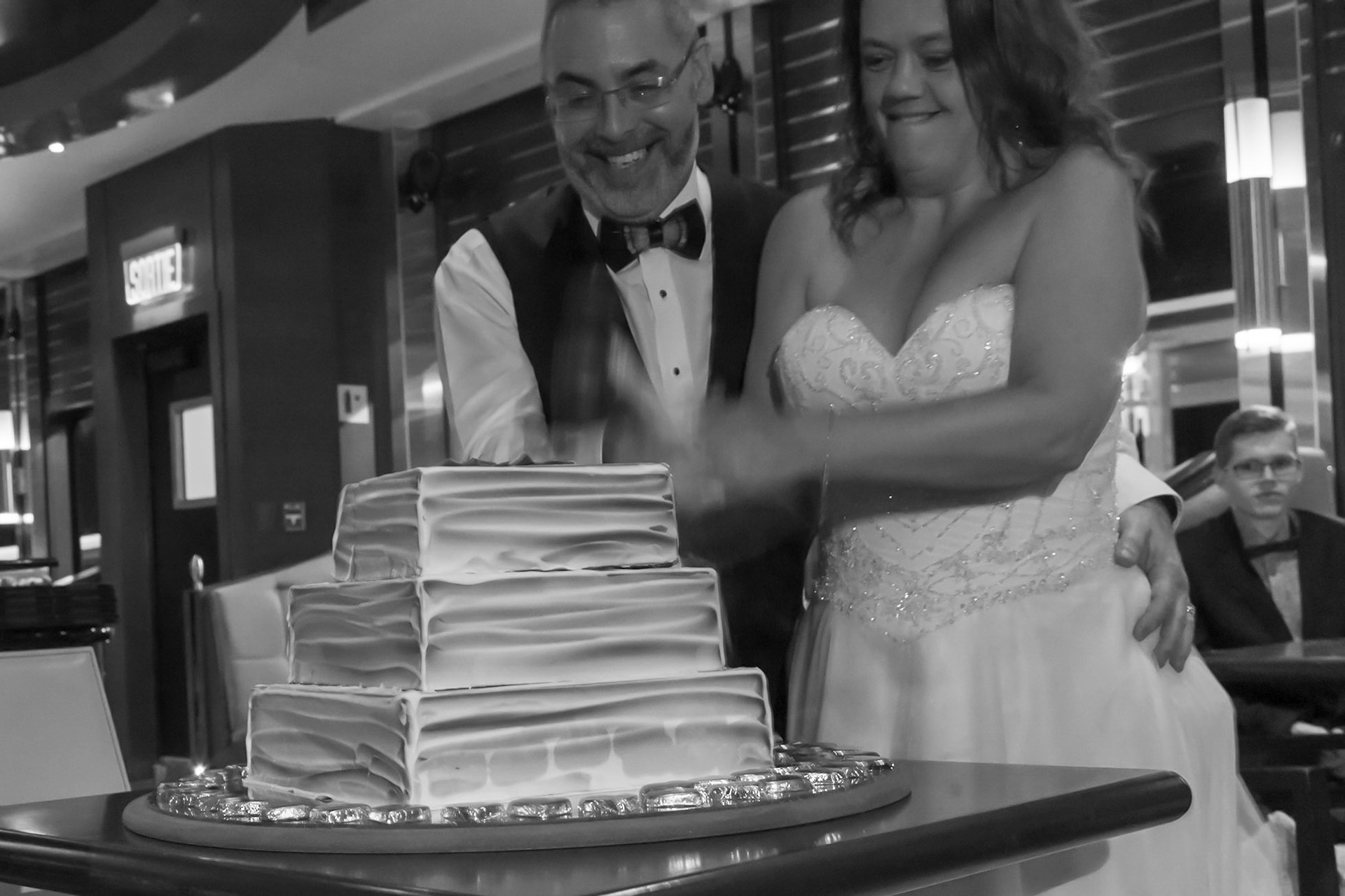 Smash the cake, vive les mariés