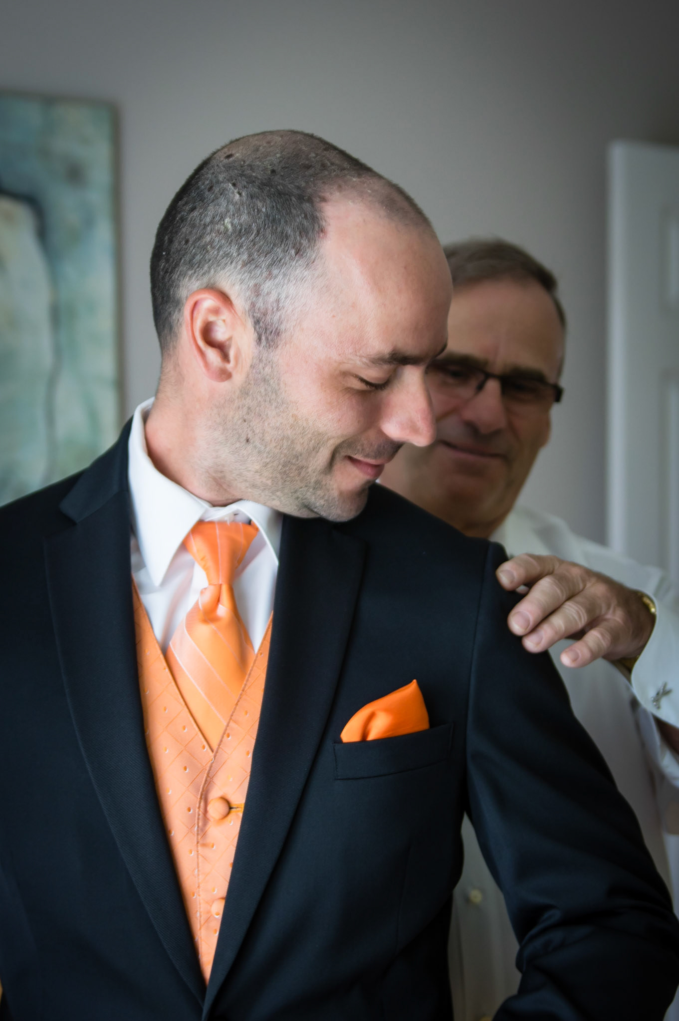 Papa aide son fils dans la préparation de son union