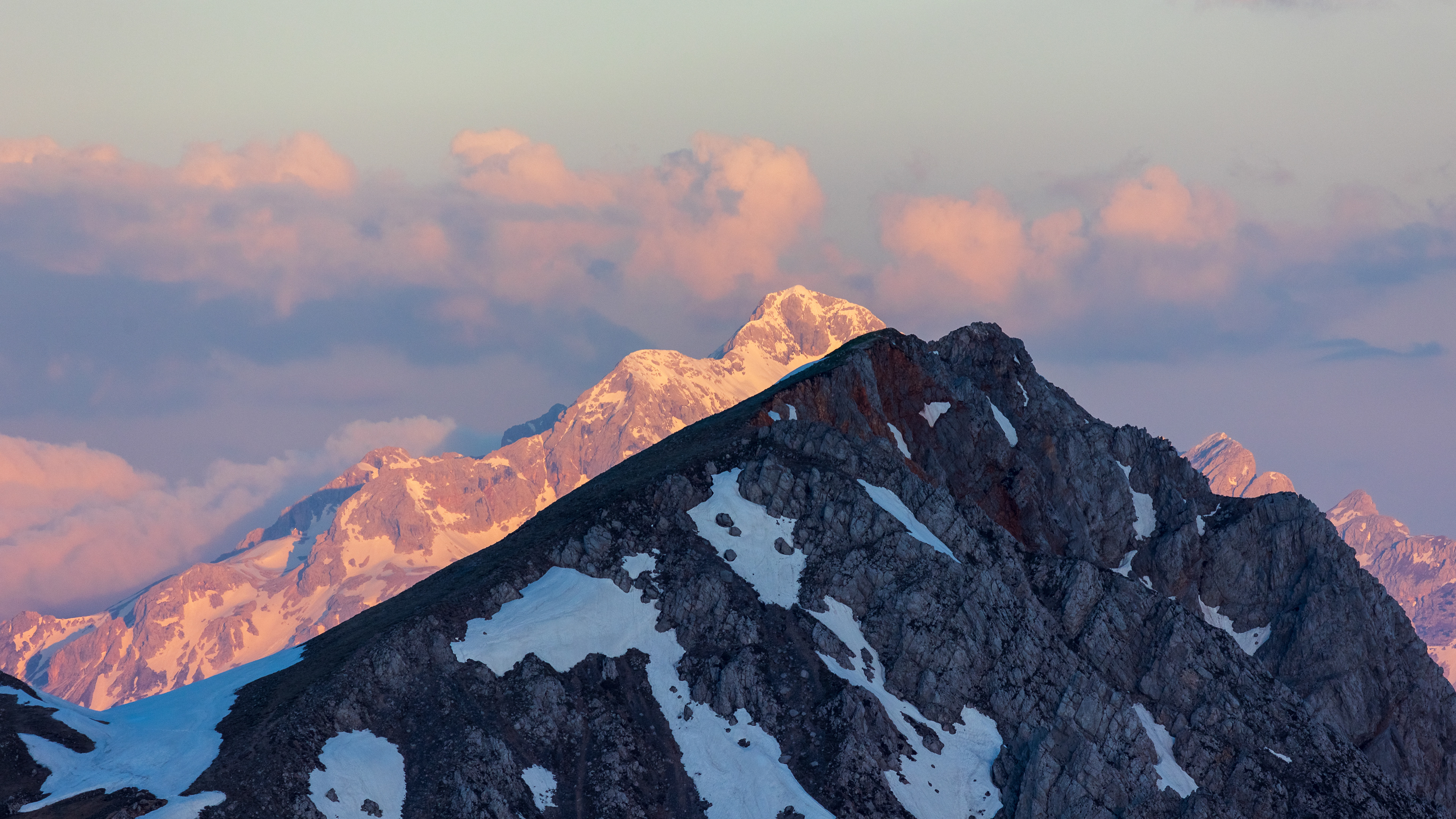 Stol v ozadju Triglav