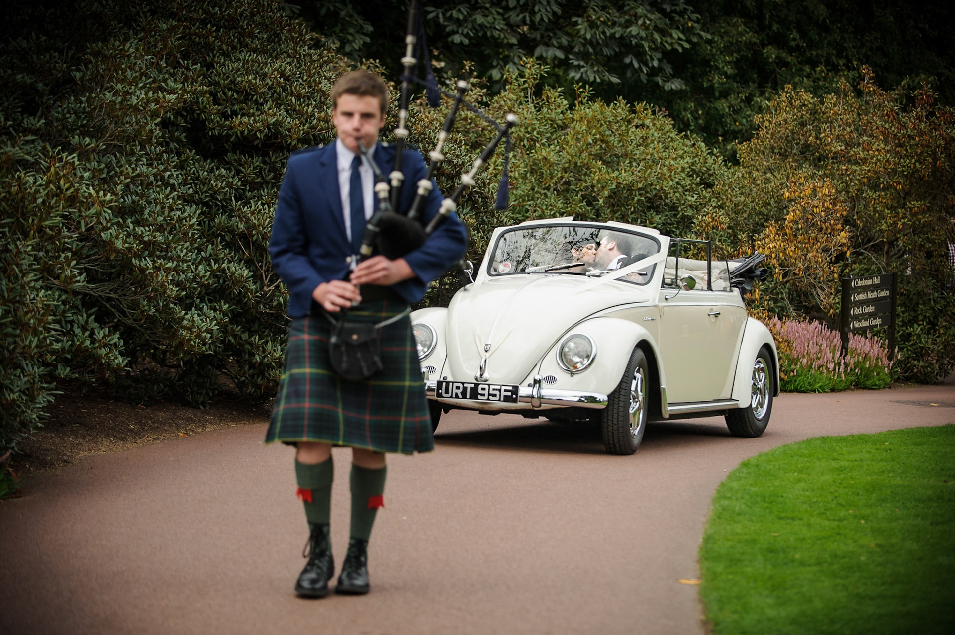 28-08-10, Edinburgh. Heriots School and the Royal Botanic Gardens. The wedding of Anna Semple and Sandy Dick. Photo © Simon Grosset