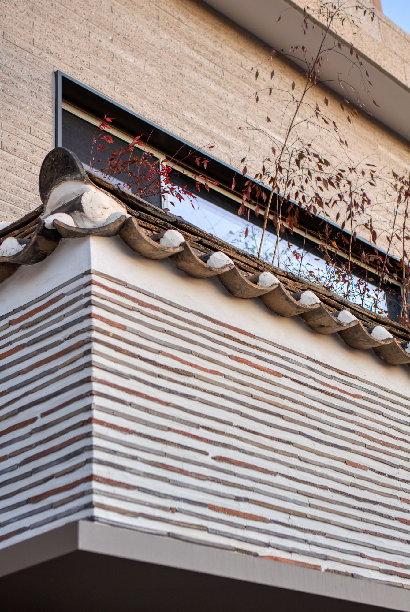 1층 와편 담장 전경