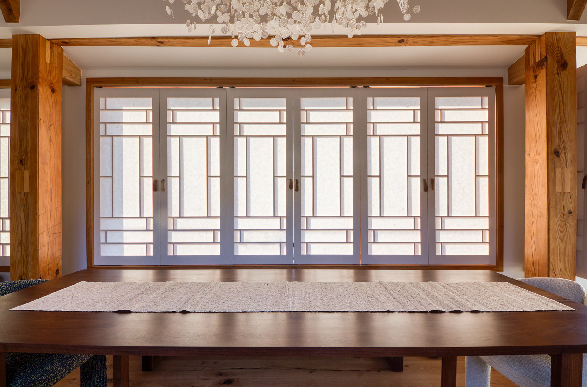 빈연재 _ 2층 식당 _ 한지창 닫았을 때 