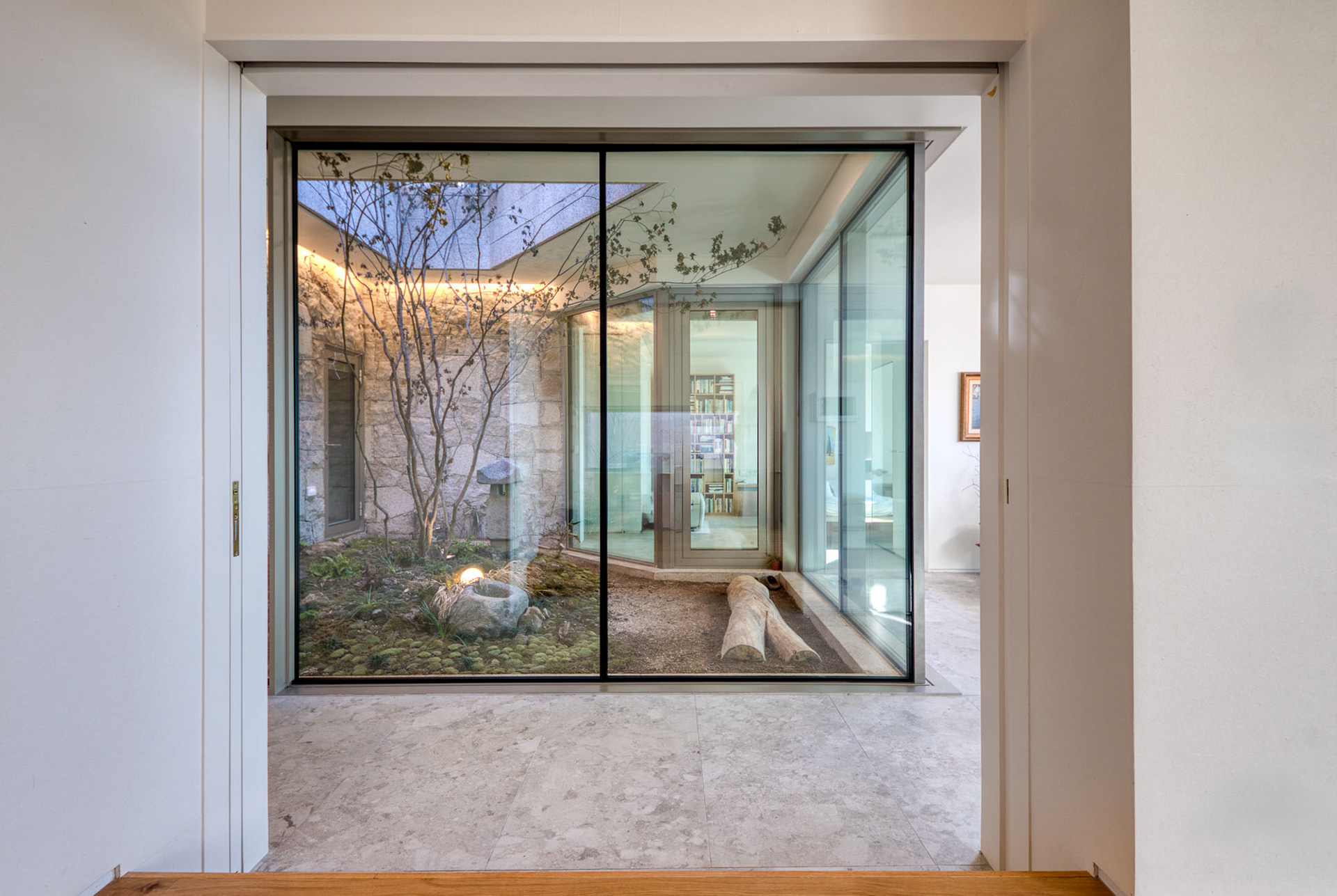 1층 손님방에서 본 중정마당