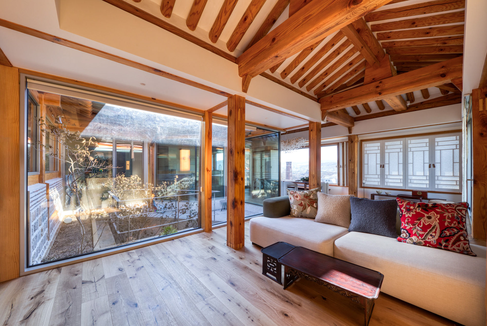 2층 거실에서 본 중정마당