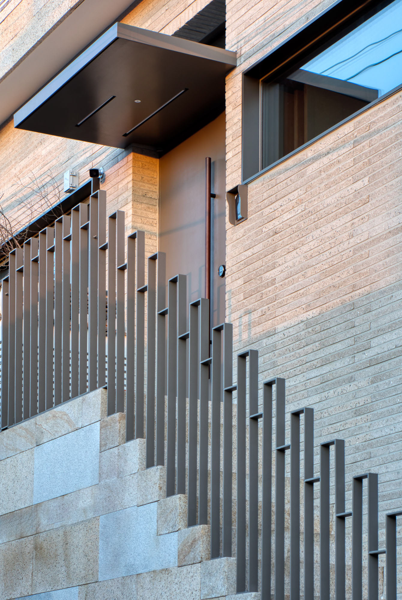 외부 계단 및 현관 전경