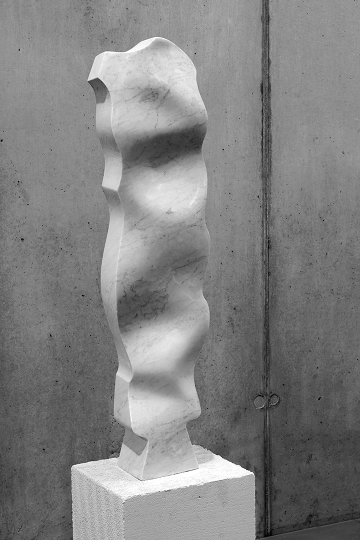 Stojící tělo, 2021, mramor, výška 87 cm