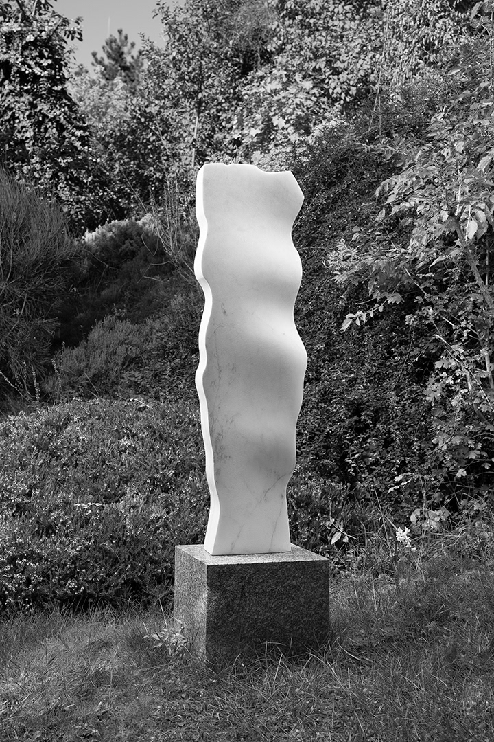 Vzhlížející, 2019, mramor, výška 105 cm, soukromý pozemek v Brně