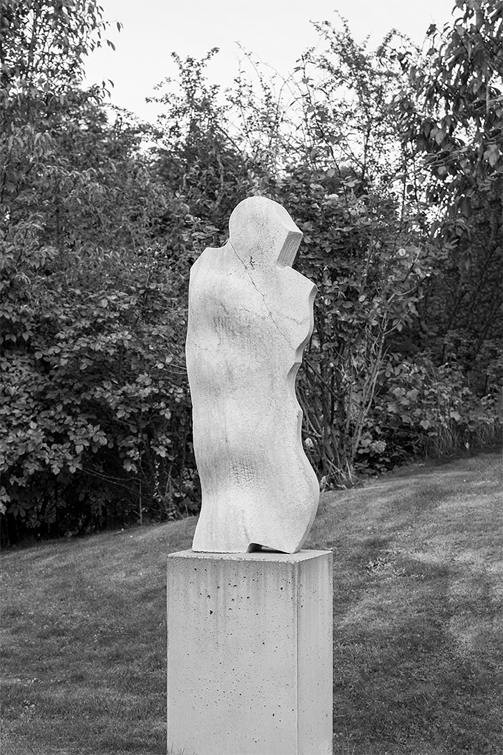 Část postavy v dynamickém předstoupení, 2012, mramor, výška 110 cm,  soukromý pozemek na Vysočině