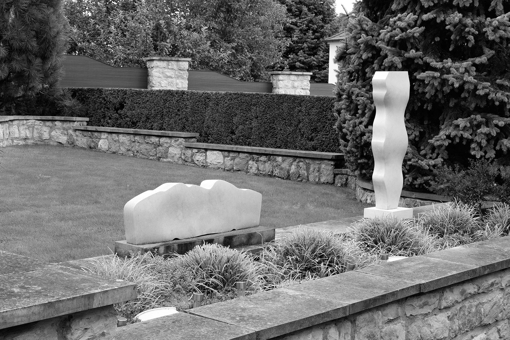 Kontrapunkt, 2019, vápenec, výška a délka 105 cm, zahrada Antik Hotelu Sofia v Litomyšli