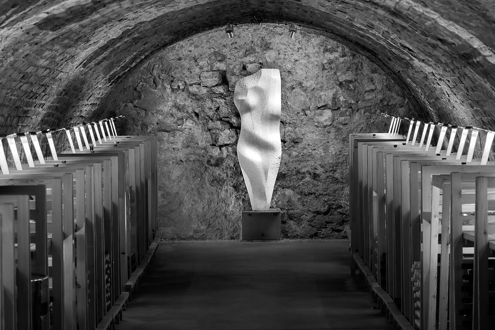 Venuše, 2015, mramor, výška 163 cm, Pálavská galerie vín U Venuše v Pavlově