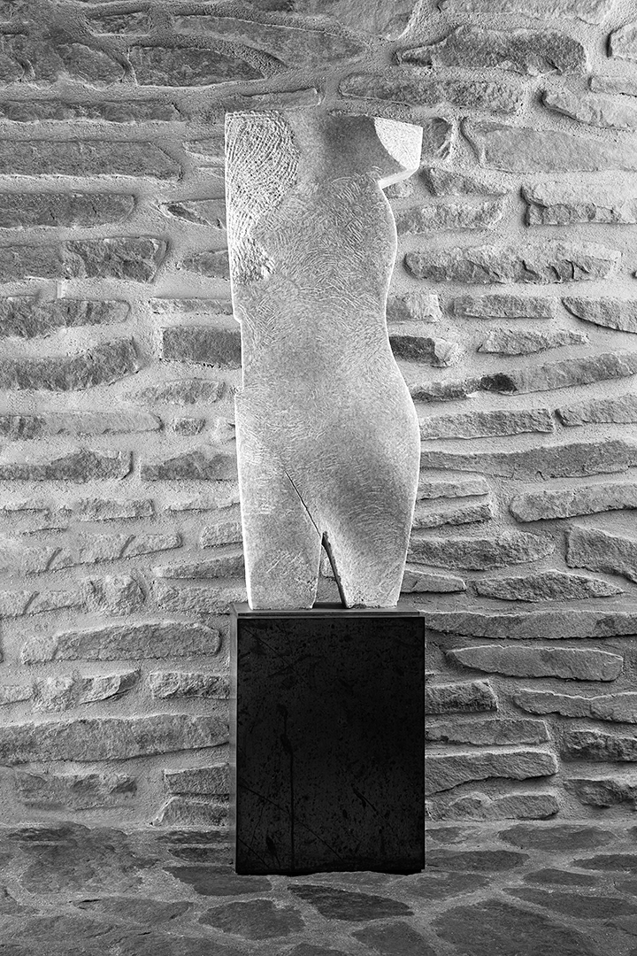 Torzo, 2011, mramor, výška 90 cm,  soukromý objekt v Brně