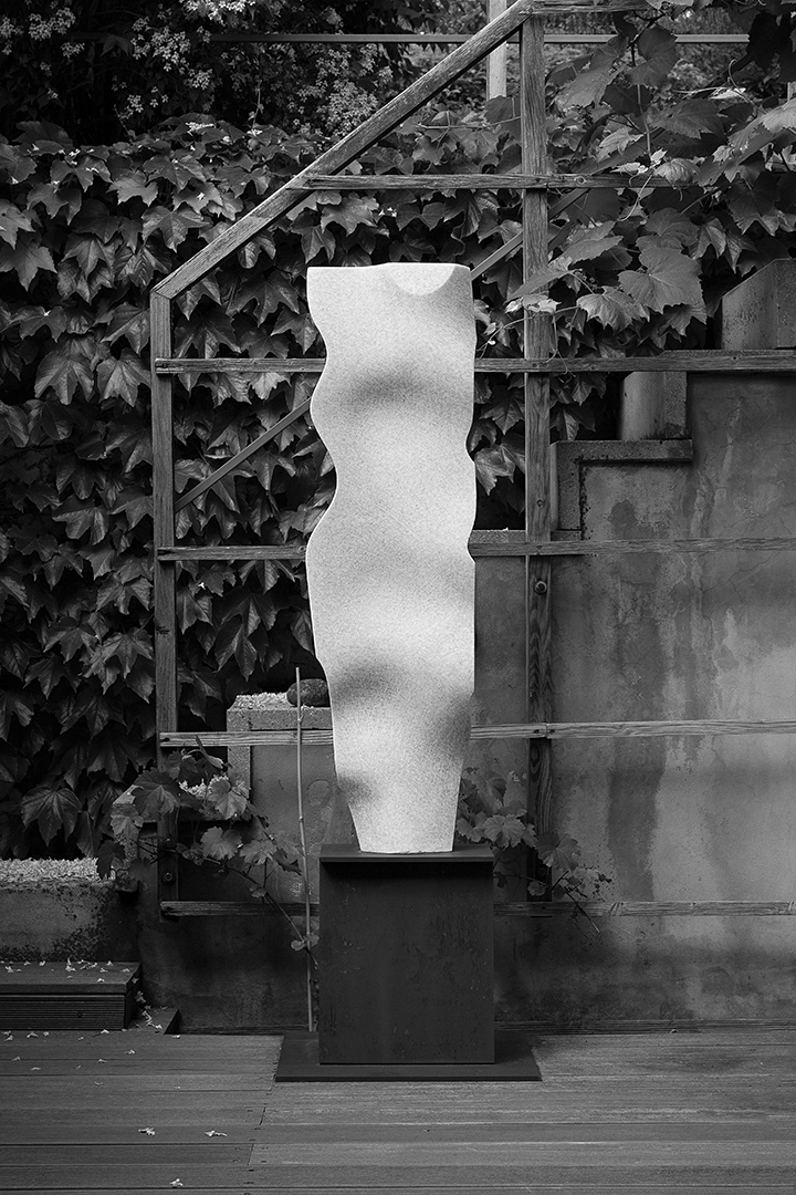 Stojící tělo, 2017, mramor, výška 120 cm, soukromý pozemek v Brně