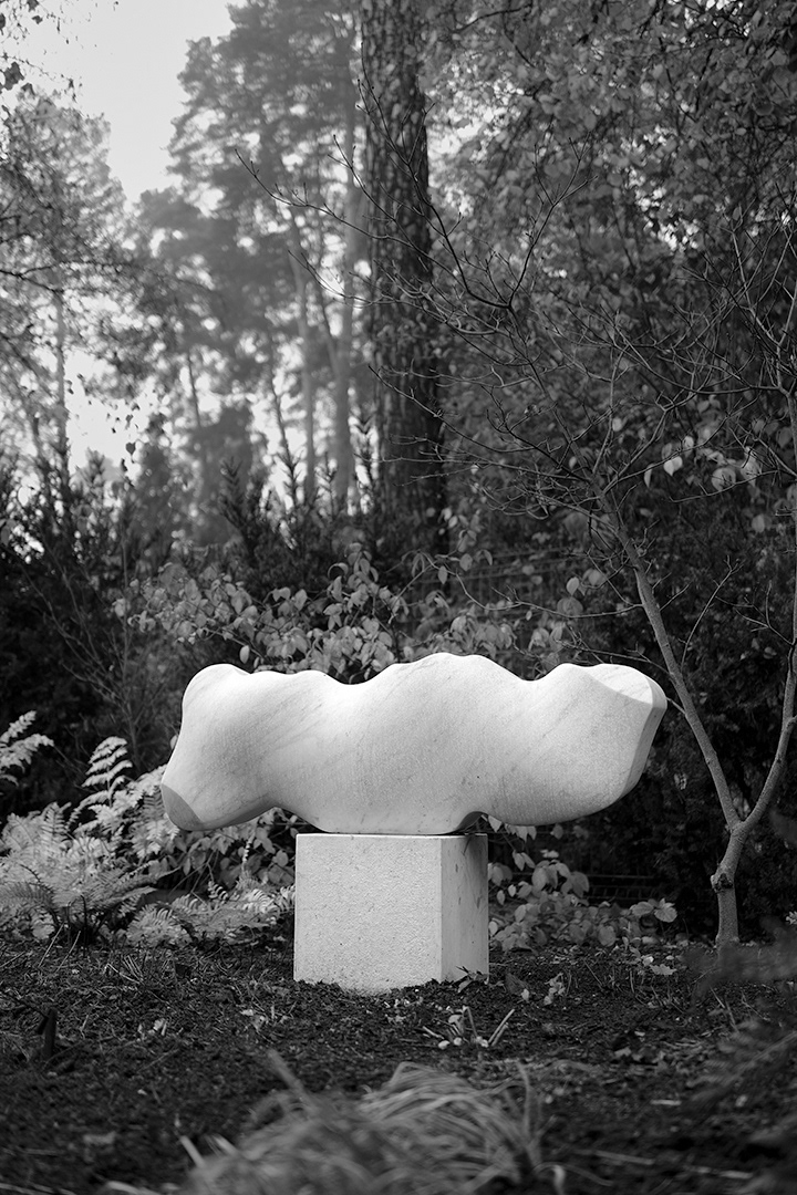 Ležící tělo, 2021, mramor, délka 130 cm, soukromý pozemek v Praze