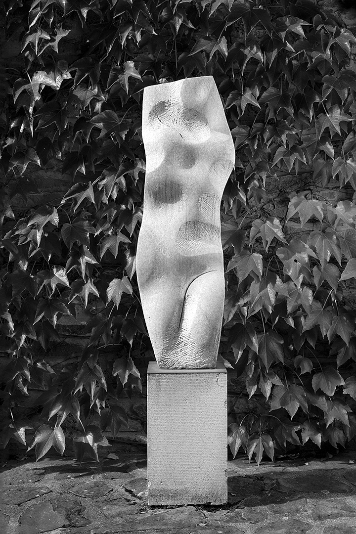 Vertikální postava, 2010, mramor, výška 110 cm,  soukromý pozemek v Brně
