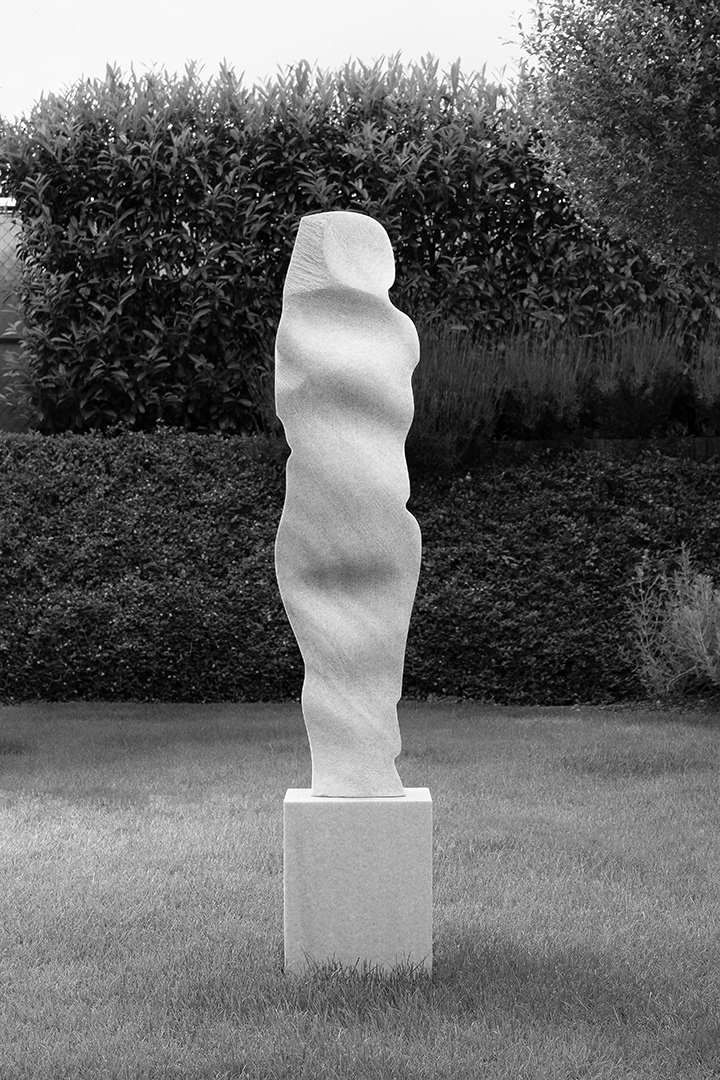 Postava, 2013, mramor, výška 115 cm,  soukromý pozemek v Brně