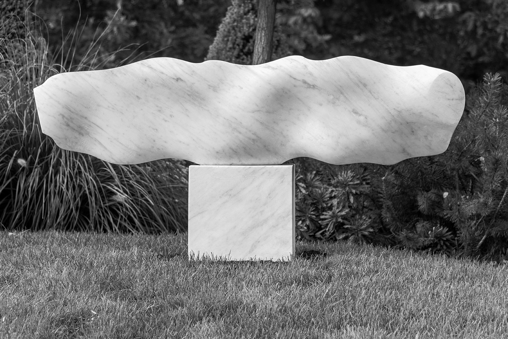 Ležící v horizontu, 2022, mramor, délka 155 cm, soukromá zahrada v Litomyšli
