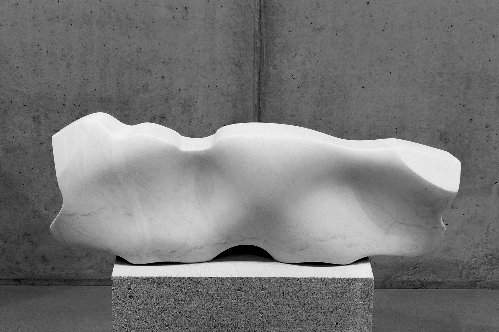 Ležící tělo, 2022, mramor, délka 82 cm
