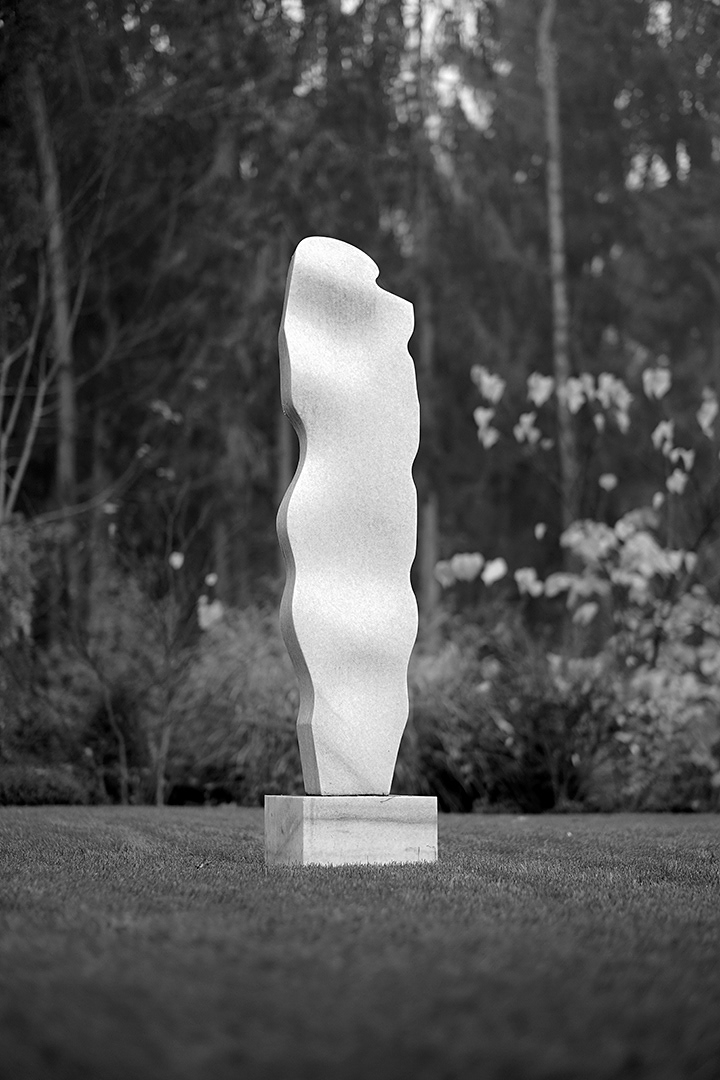 Vzhlížející, 2019, mramor, výška 165 cm, soukromý pozemek v Praze