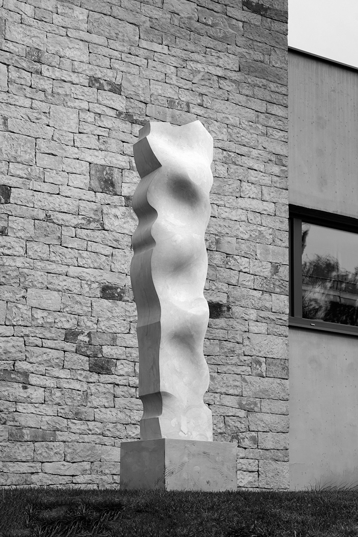 Tělo Niké, 2017, opuka, výška 180 cm, před soukromým objektem v Litomyšli