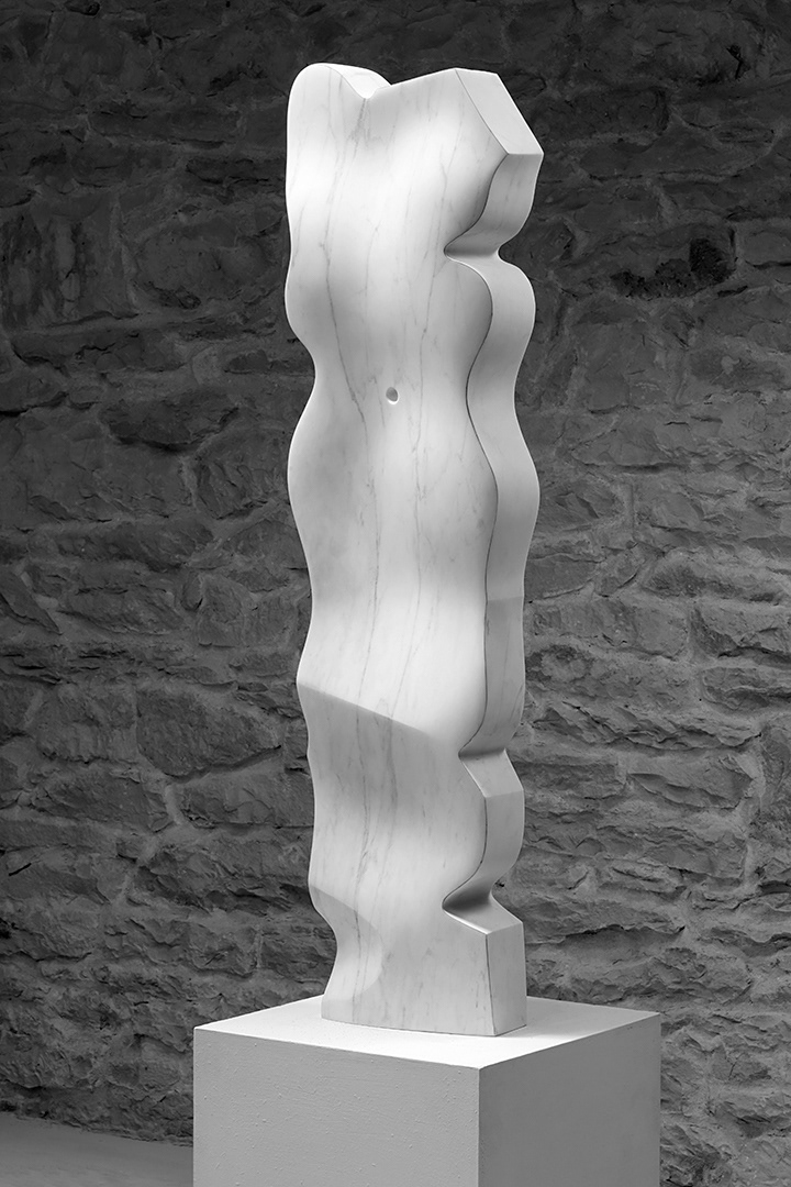 Postava s pupíkem, 2015, mramor, výška 113 cm