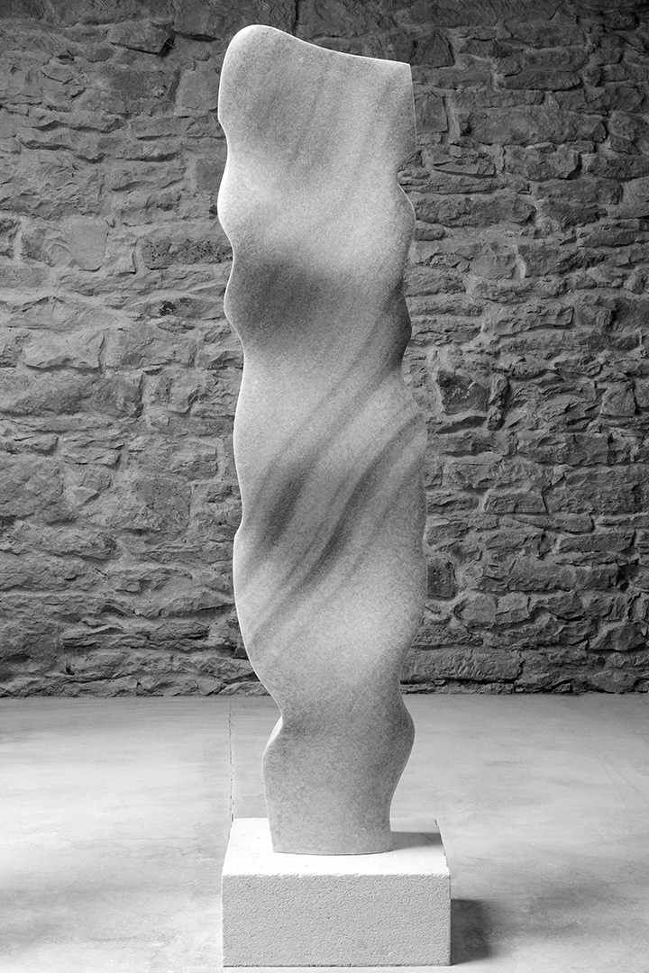 Ohlížející se postava, 2018, mramor, výška 159 cm