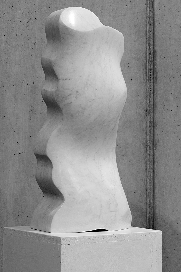 Klečící, 2020, mramor, výška 47 cm