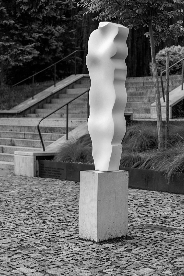 Slavěna, 2018, mramor, výška 145 cm, sakurová alej v Litomyšli