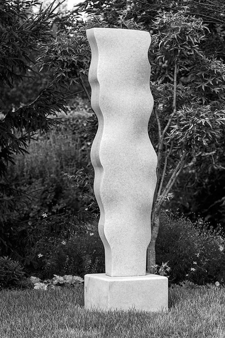 Tělo Grácie, 2020, mramor, výška 135 cm, soukromá zahrada v Litomyšli