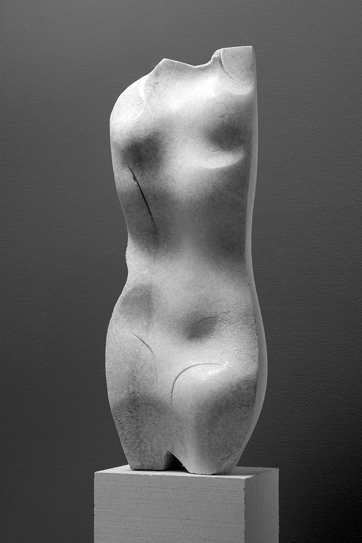 Torzo ve vertikálním rozpětí, 2011, mramor, výška 100 cm