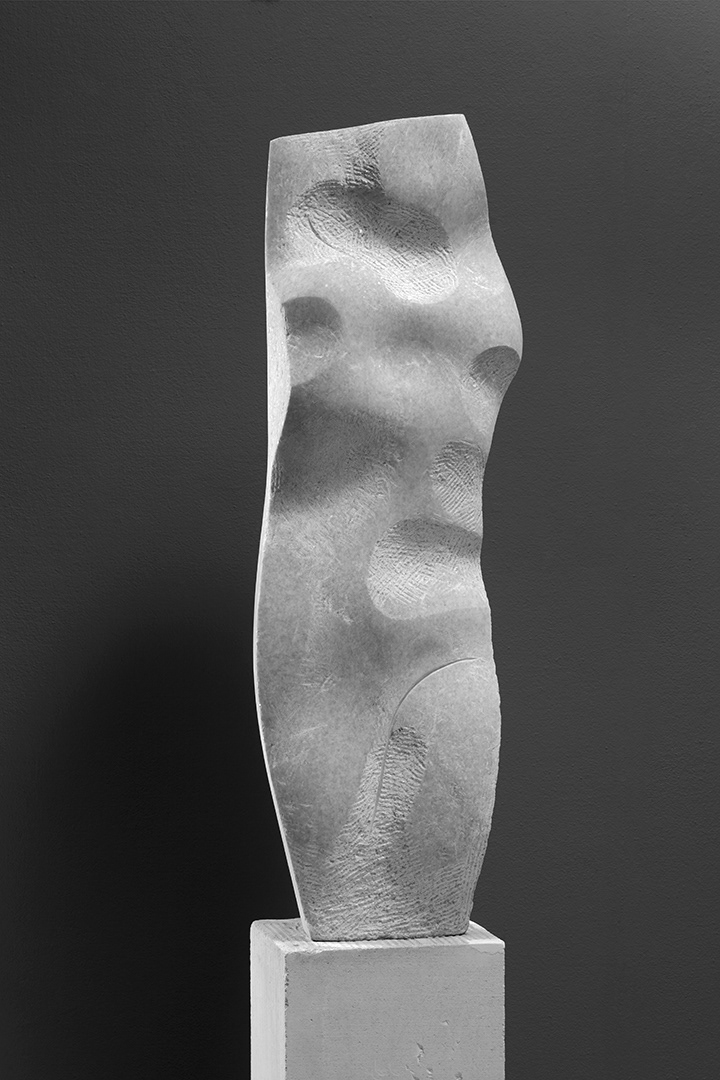 Vertikální postava, 2010, mramor, výška 110 cm