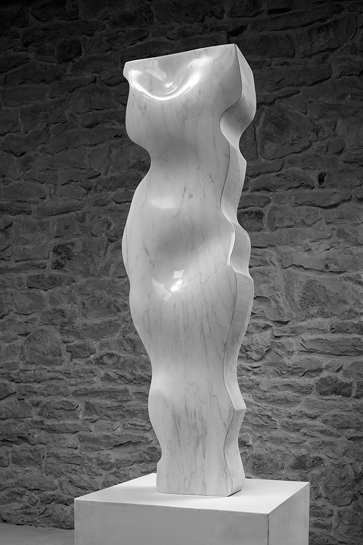 Tělo Grácie, 2015, mramor, výška 113 cm