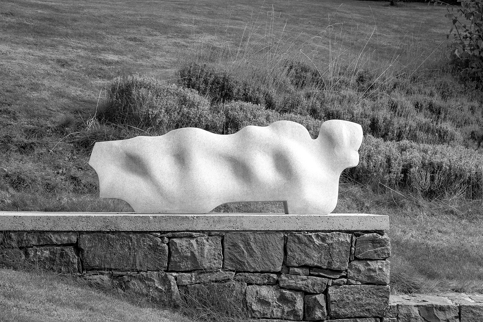 Ležící, 2015, mramor, délka 130 cm,  soukromý pozemek na Vysočině