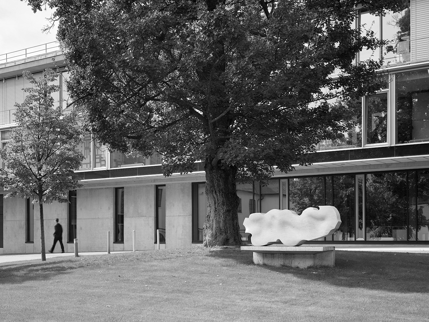 Tělo Grácie – sneseno shůry, 2017, mramor, délka 230 cm, atrium Vysokého učení technického v Brně