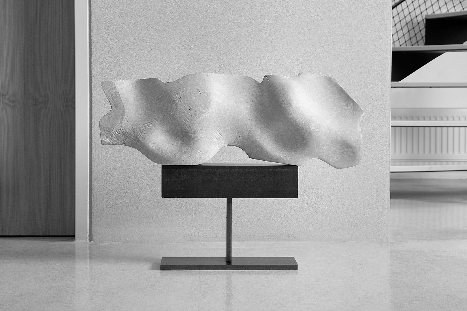 Ležící tělo, 2011, opuka, délka 55 cm, soukromý objekt v Brně