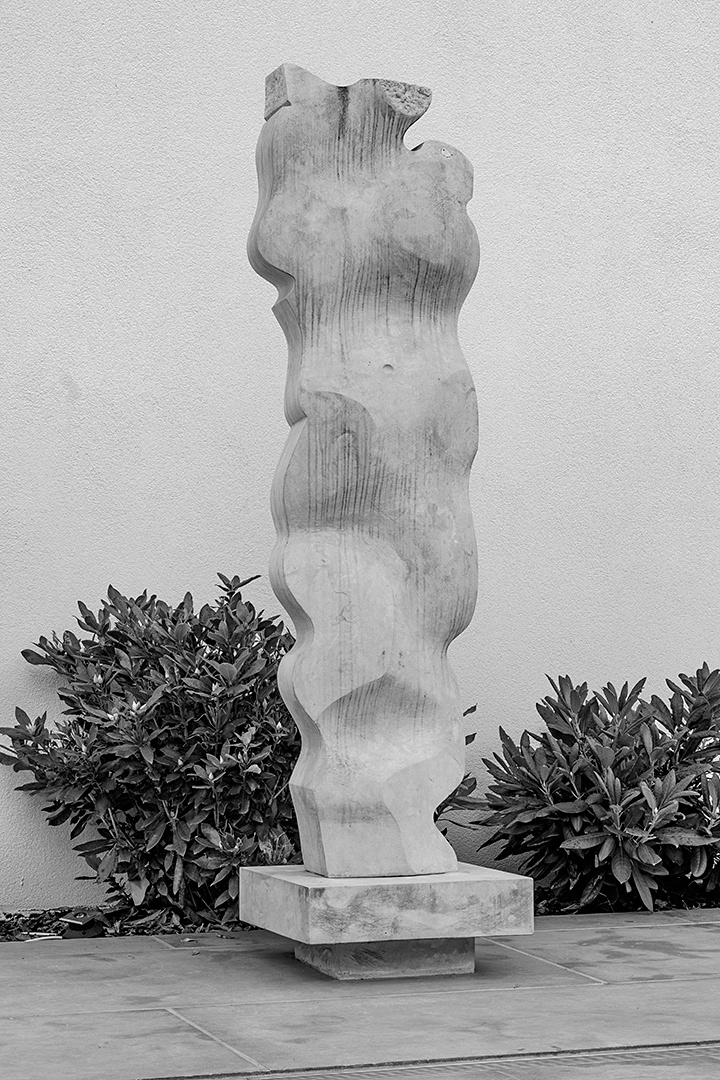 Stojící, 2018, opuka, výška 180 cm, soukromý pozemek v Litomyšli