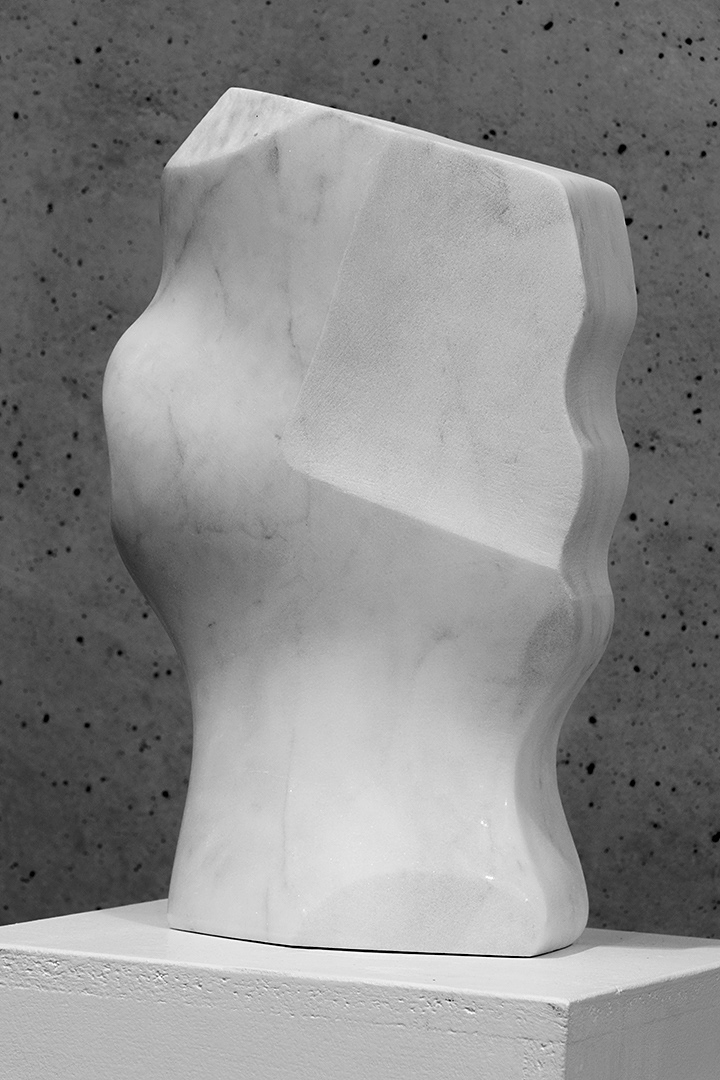 Hlava, 2018, mramor, výška 35 cm