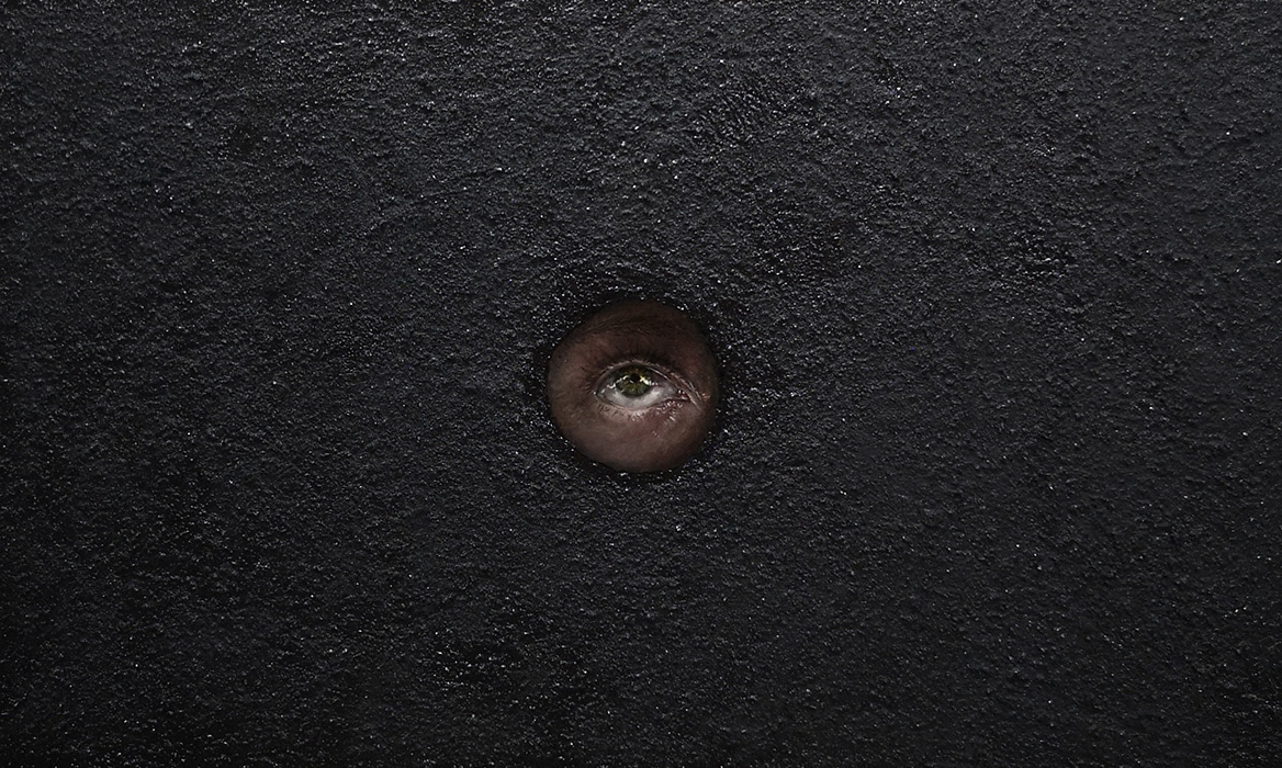 Leanne Olivier_Waiting in the sky_2022_50x30cm_Oil, charcoal & mica on board