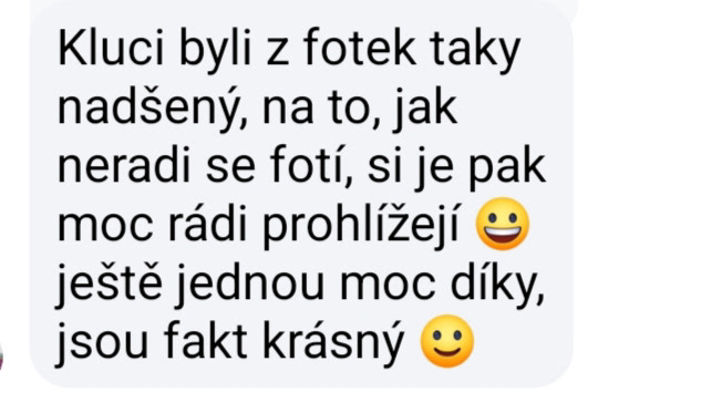 snímek recenze z rodinného focení s dětmi plné hraní v přírodě v Českých Budějovicích. Fotky z lásky