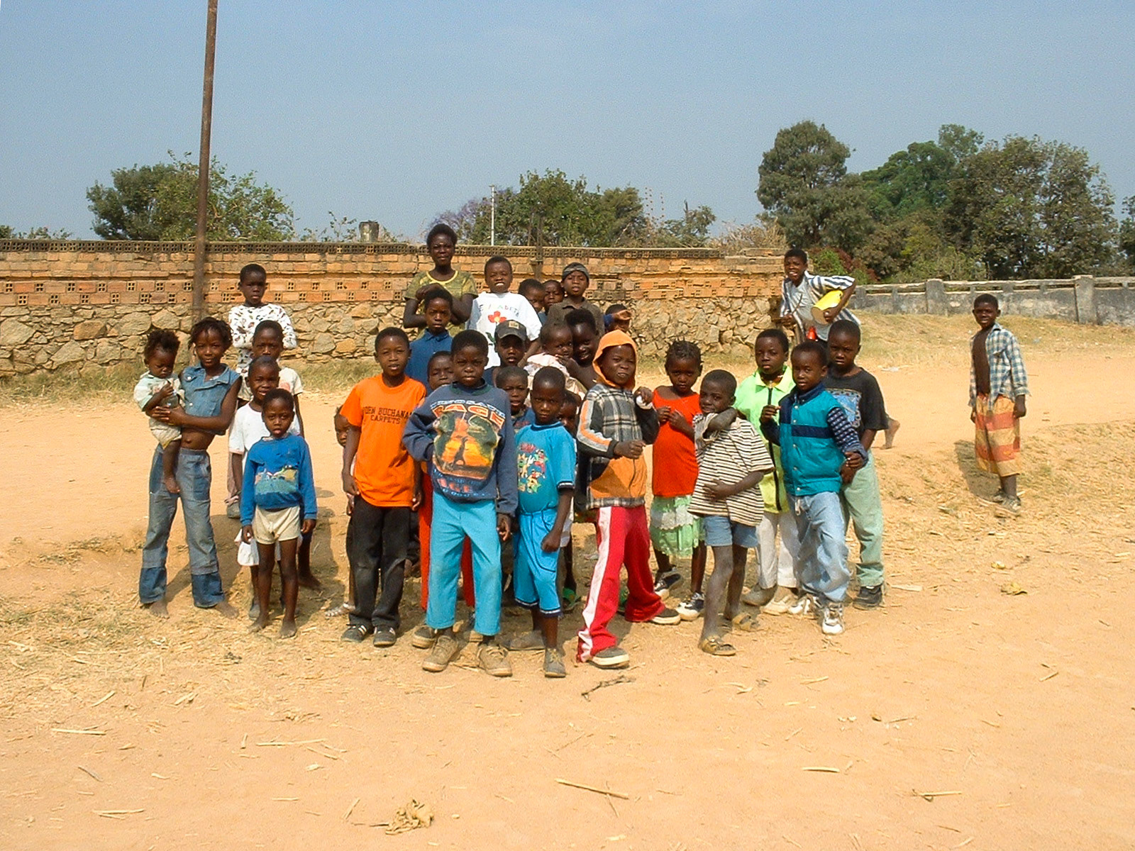 Huambo, keeping the crowd from some shots of Tim ;-)