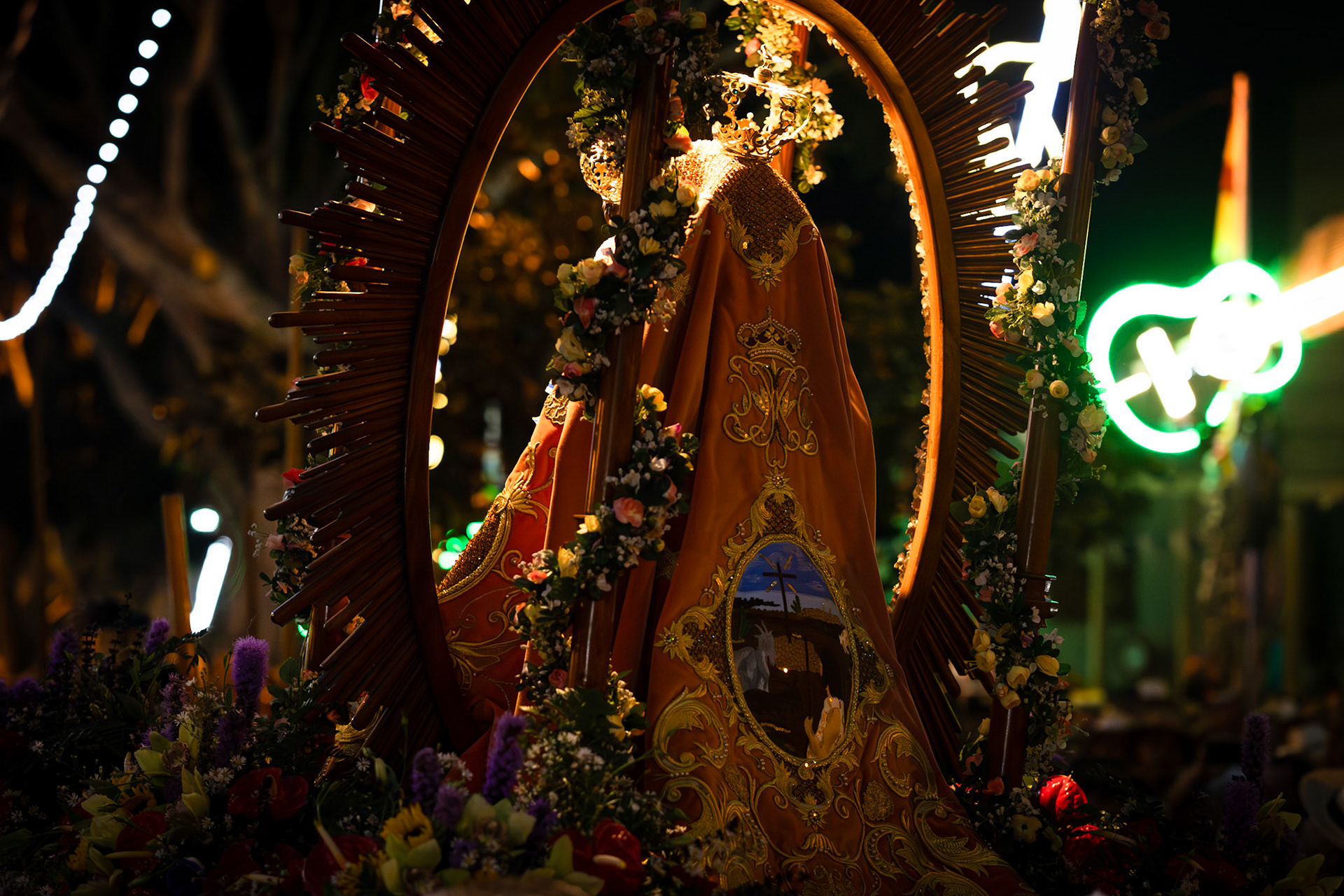 La Virgen empieza su camino, iglesia San Pedro. Bajada de la Virgen de El Socorro — Güímar, septiembre 2025.