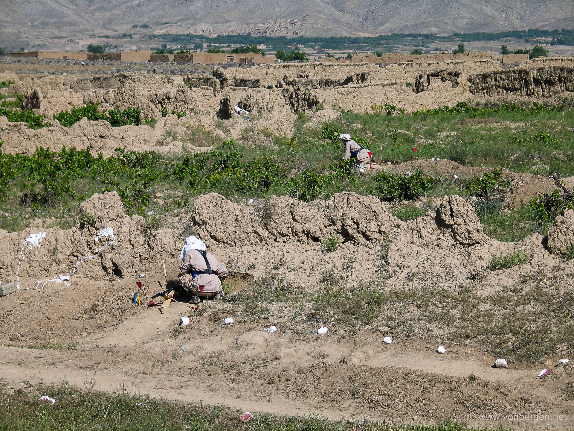 Manual demining north of Kabul