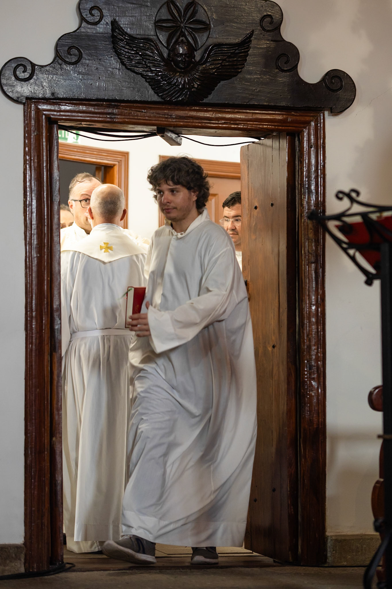 Esperando turno en la puerta lateral de la ermita. Bajada de la Virgen de El Socorro — Güímar, septiembre 2025.