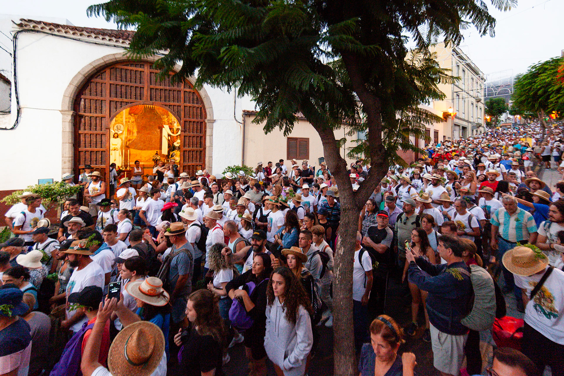 Pasando San Pedro de Abajo. Bajada de la Virgen de El Socorro — Güímar, septiembre 2025.