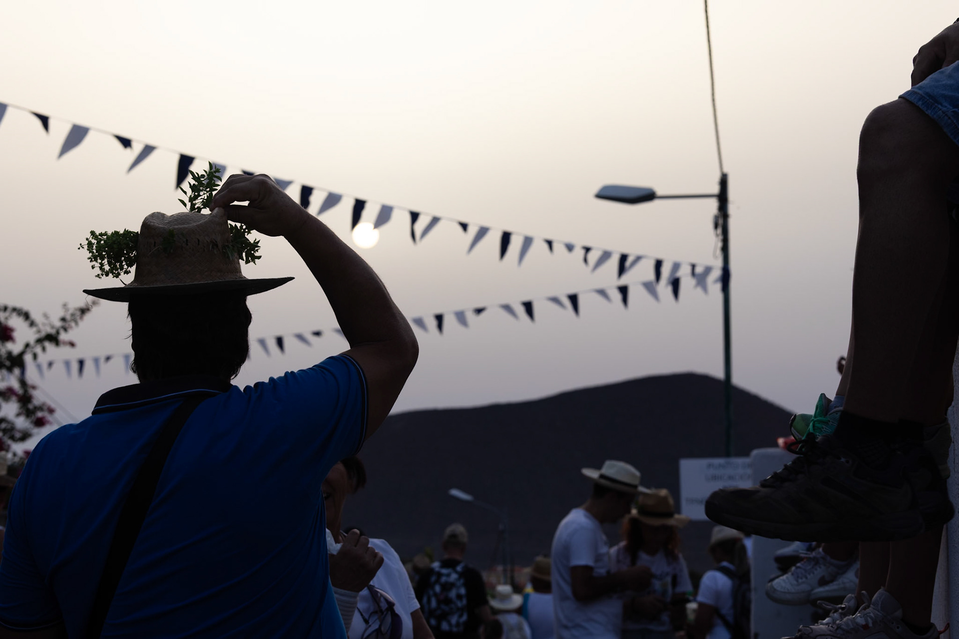 Romeros caminando, y esperando la Virgen. Bajada de la Virgen de El Socorro — Güímar, septiembre 2025.
