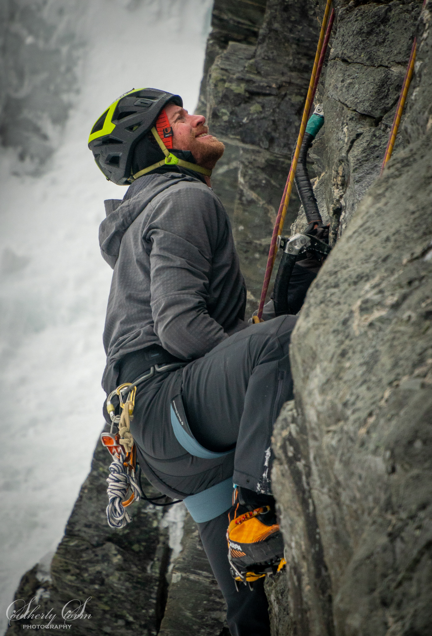 Hard mixed climbing through the crux